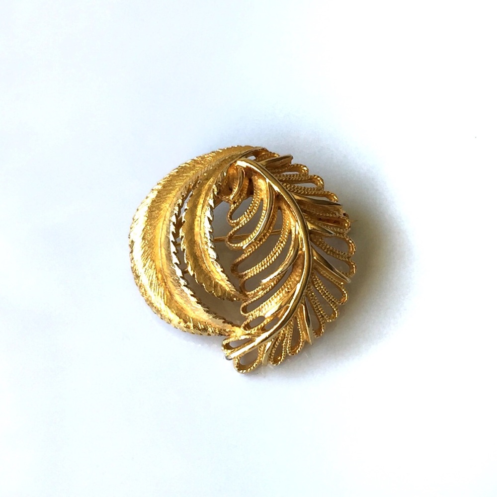 Vintage Gold Tone Leafy Fern Leaves Circle Brooch Pin Open Work
